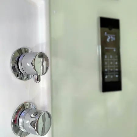 아파트 Parcheggio Gratuito, All'arco D'augusto, Chentre En *